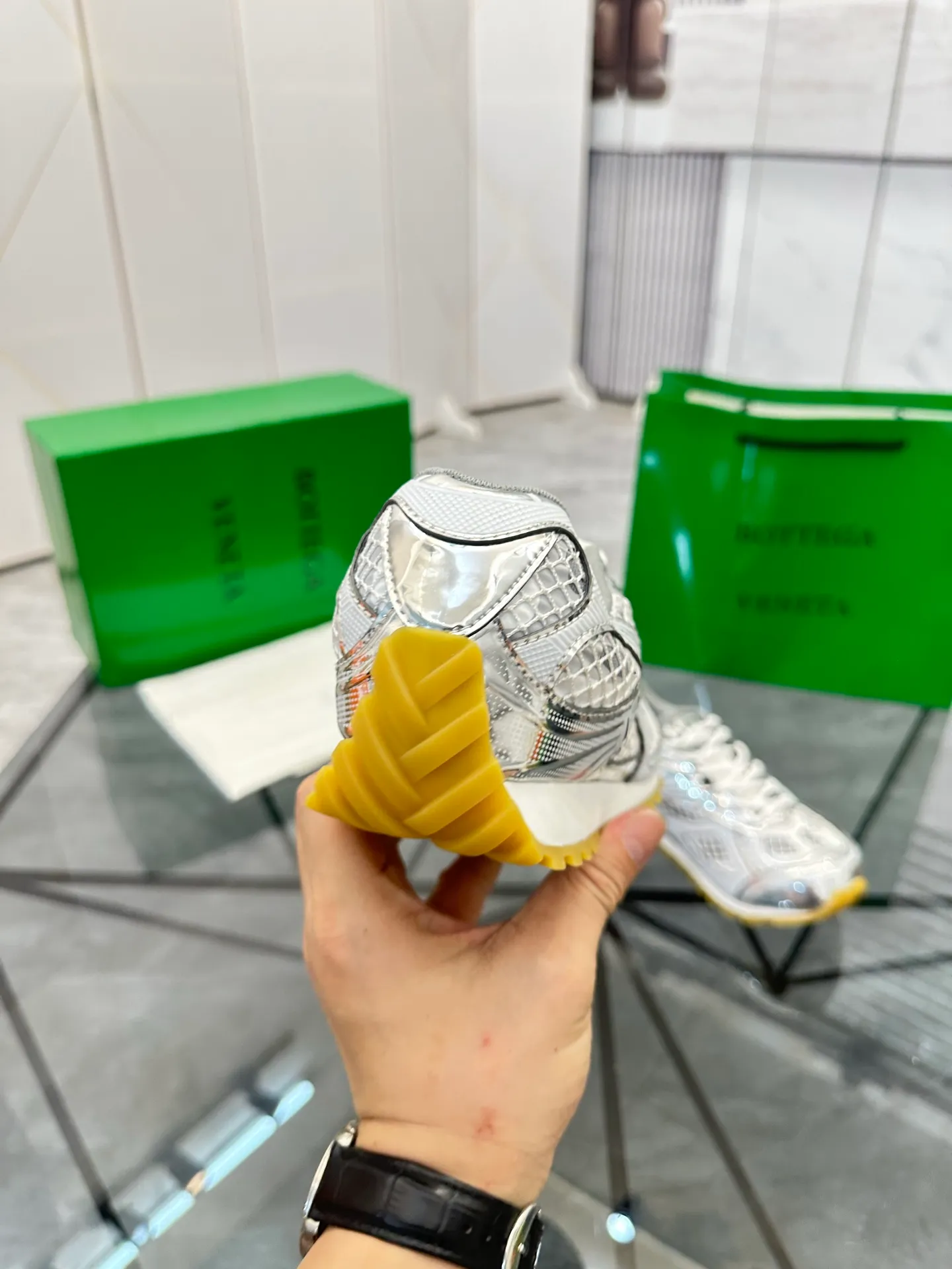 Factory men's shoes 💰: 620💰 (top version) BV Orbit sneakers Wang Yibo's same style couple's dad shoes Runner sneakers, made of lightweight technical mesh fabric. Matched with geometric pattern designed rubber outsole Wang Zha series high version Look for the package craftsmanship The actual height is much higher, but the legs are still slim. Very nice and playable and durable Matching to the standard 💯 Package shoe technology Look for the high version The outsole is made of color-blocked TPU outsole Women's model 35 36 37 38 39 40 41 (40 41 customized) Men's model 38 39 40 41 42 43 44 45. (Customized size 38 45.46) No. H345